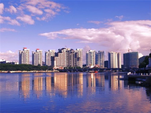 在临沧市开车之洁汽车防污免洗膜加盟店竞争大吗，临沧市投资汽车美容行业能赚钱吗